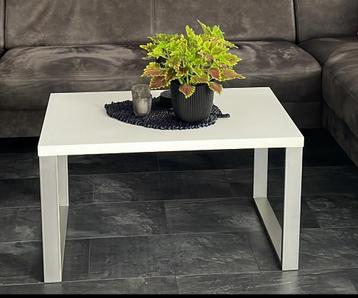 Salon tafel beschikbaar voor biedingen