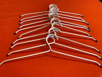 Vintage jaren 60 - 10 wit Tomado kledinghangers beschikbaar voor biedingen