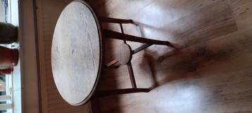 Antiek bijzettafel hout  beschikbaar voor biedingen