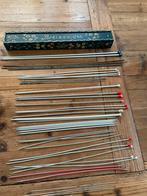 Vintage breinaalden doos met 43 breinaalden Hindenloopen, Ophalen of Verzenden, Gebruikt, Breien, Naald