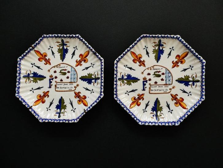 2 Faience wandborden met spreuk Franse Lelie en salamander, Antiek en Kunst, Antiek | Wandborden en Tegels, Ophalen of Verzenden