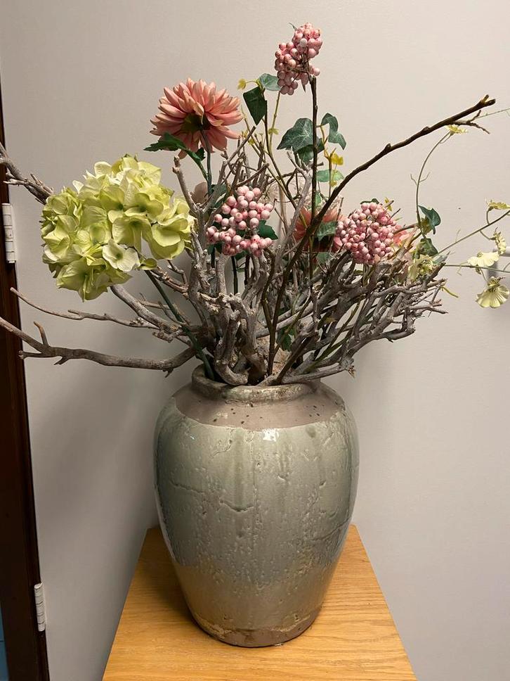 2 Grote Potten met Zijde Bloemen - Aardewerk, Huis en Inrichting, Woonaccessoires | Vazen, Zo goed als nieuw, Overige kleuren