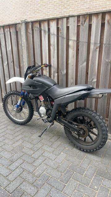 Crossmotor groot snel beschikbaar voor biedingen