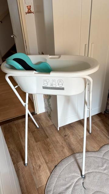 Babybadje met standaard en zitje beschikbaar voor biedingen