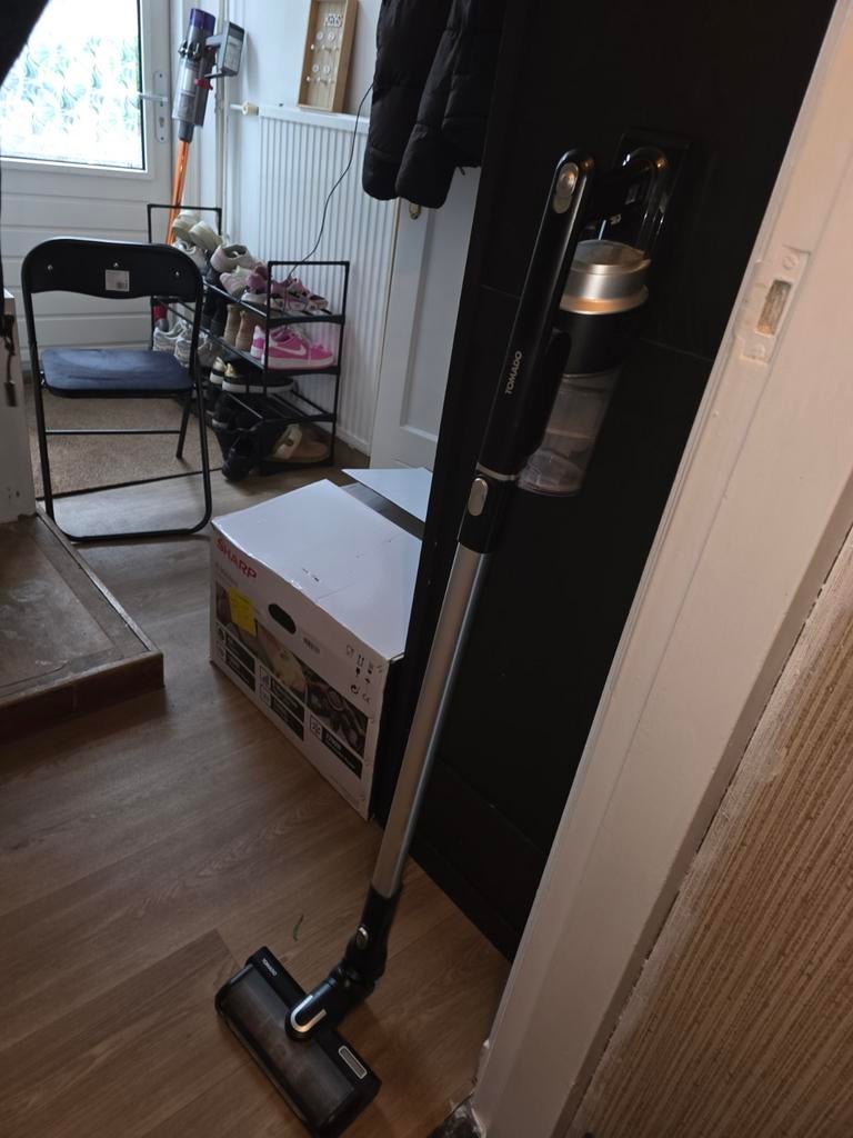 Tomado steelstofzuiger zonder oplader + 2 opzetstukken, Gebruikt, Stofzuiger, Ophalen of Verzenden, Minder dan 1200 watt