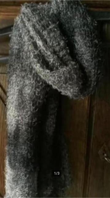Grijze sjaal, shawl, das met zwarte accenten; damessjaal beschikbaar voor biedingen