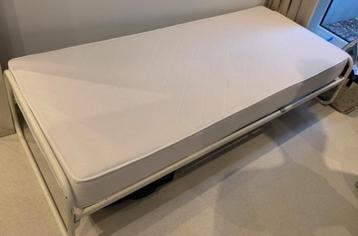 Een-persoons bed, met matras (80 bij 190 cm). Goede staat. beschikbaar voor biedingen