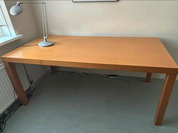 Mooie eettafel 180x90 cm beschikbaar voor biedingen