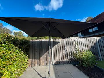 Madison Parasol 2,5x2m + Voet - Zo Goed Als Nieuw beschikbaar voor biedingen