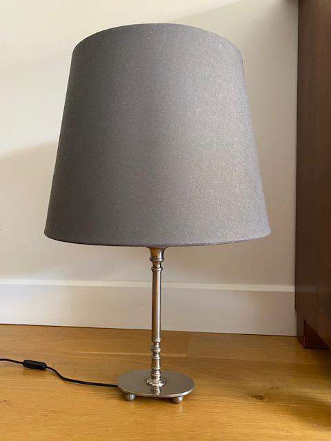Tafellamp op zilverkleurige/chroom kleur met grijze kap, Huis en Inrichting, Lampen | Tafellampen, Zo goed als nieuw, Ophalen