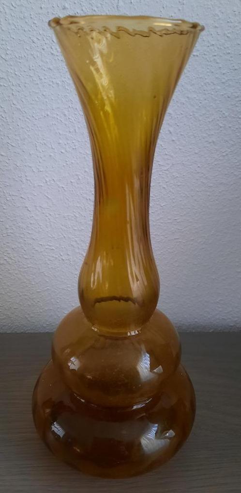 amber kleurig vaasje van glas, Antiek en Kunst, Antiek | Vazen, Ophalen of Verzenden