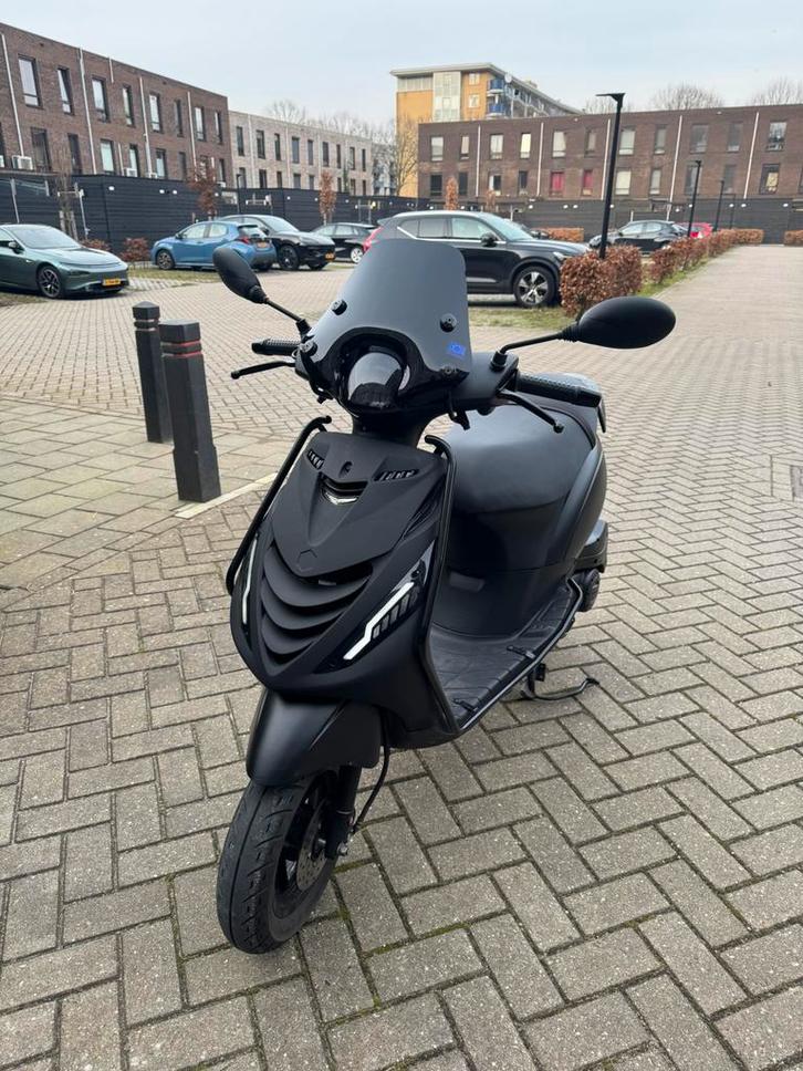 Piaggio Zip 50cc 4 takt SP | Full Option + GPS SYSTEM, Fietsen en Brommers, Scooters | Piaggio, Gebruikt, Zip, Maximaal 45 km/u