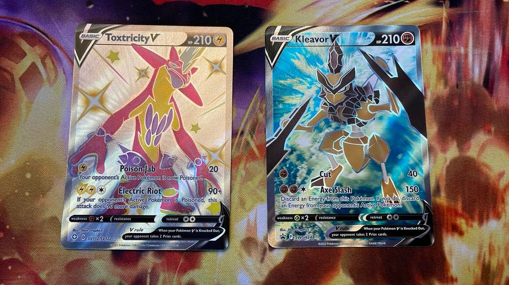 Pokemon 2 V kaarten, Ophalen of Verzenden, Zo goed als nieuw