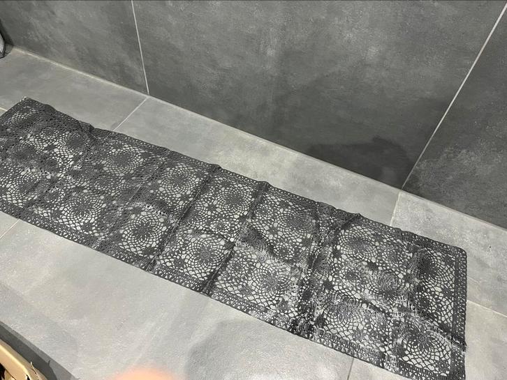 Nieuwe antraciet plastic tafelloper – 148 x 38 cm, Huis en Inrichting, Tafelkleden, Nieuw, Rechthoek, Binnen, Buiten, Ophalen of Verzenden