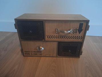 Stoer kastje beschikbaar voor biedingen