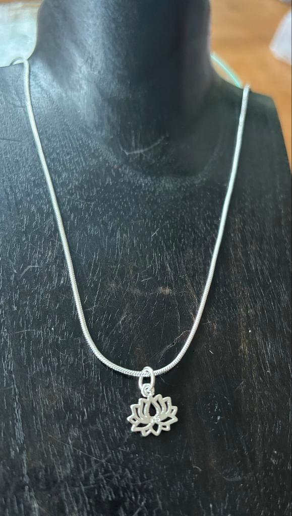 Zilveren Lotus Hanger met Ketting, Sieraden, Tassen en Uiterlijk, Kettingen, Nieuw, Zilver, Verzenden