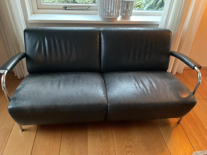 Leolux Scylla 2-zitsbank zwart leer, Huis en Inrichting, Banken | Bankstellen, Gebruikt, Rechte bank, Tweepersoons, Leer, Ophalen