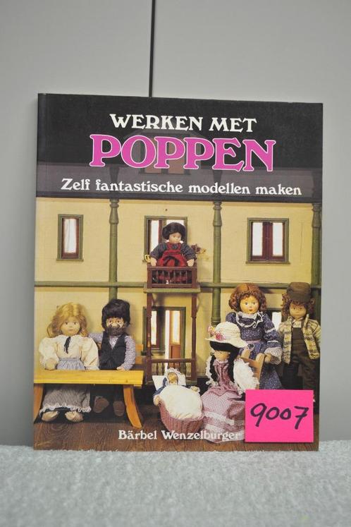 OPRUIMING; Mooi poppen boek van werken met poppen NR 9007, Verzamelen, Poppen, Zo goed als nieuw, Accessoires, Ophalen of Verzenden