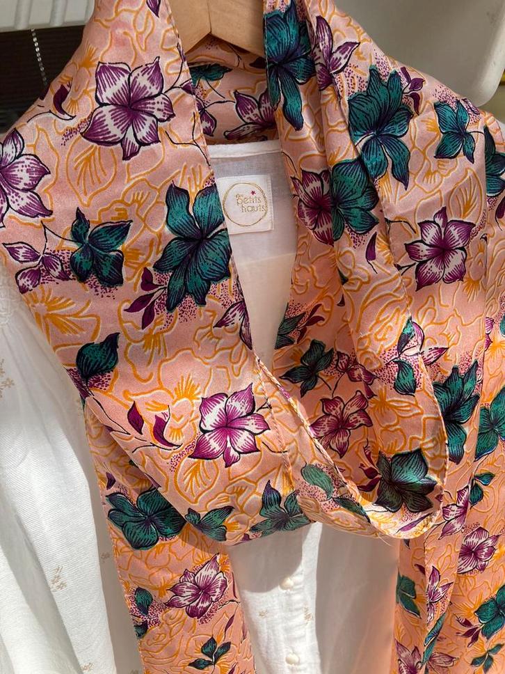 Mooie Sjaal met print/ Dessin, Kleding | Dames, Mutsen, Sjaals en Handschoenen, Zo goed als nieuw, Sjaal, Ophalen of Verzenden