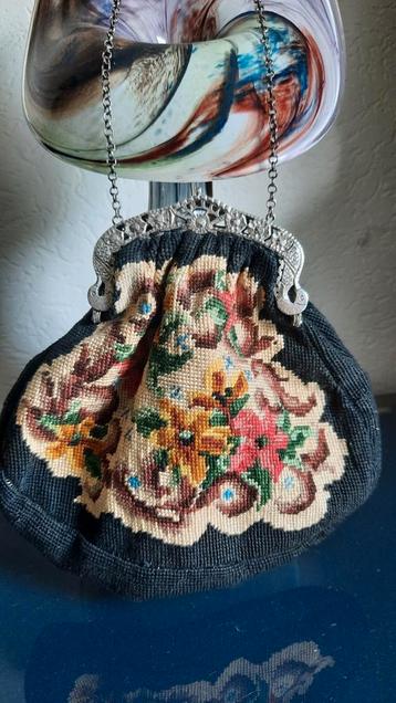 Hollands petit point beugeltasje, zilveren beugel 1846 beschikbaar voor biedingen