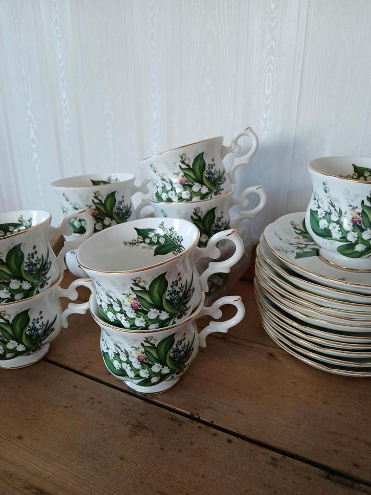 9 kopjes en schoteltjes lelietjes van dalen, Antiek en Kunst, Antiek | Servies los, Ophalen