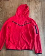 Rode Nike tech trainings pak maat 152 (147-158), Kinderen en Baby's, Kinderkleding | Maat 152, Ophalen of Verzenden, Zo goed als nieuw