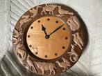 Houten klok met dieren (beeldhouw unicum), Ophalen of Verzenden, Gebruikt, Analoog, Wandklok