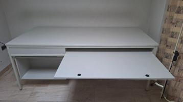 Bureau 210 x 95 x 82 hoog met groot uitschuifbaar blad beschikbaar voor biedingen