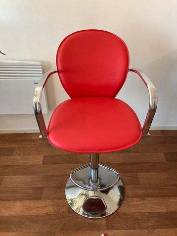 Rood met Chrome barkruk beschikbaar voor biedingen