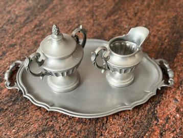 Italiaanse tinnen set Peltro 95 suikerpot, melkkan,dienblad beschikbaar voor biedingen