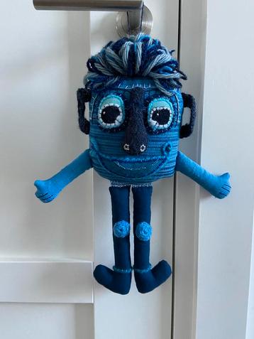 Vintage wanddecoratie pop van stof blauw beschikbaar voor biedingen