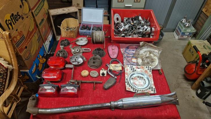 Verzameling oude bromfiets onderdelen., Fietsen en Brommers, Brommeronderdelen | Oldtimers, Overige merken, Overige typen, Ophalen of Verzenden