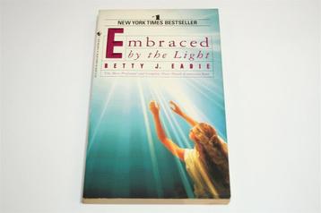 Omarmd door het Licht — Betty J. Eadie beschikbaar voor biedingen