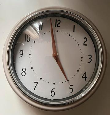 Klok voor in de keuken of badkamer t.e.a.b. beschikbaar voor biedingen
