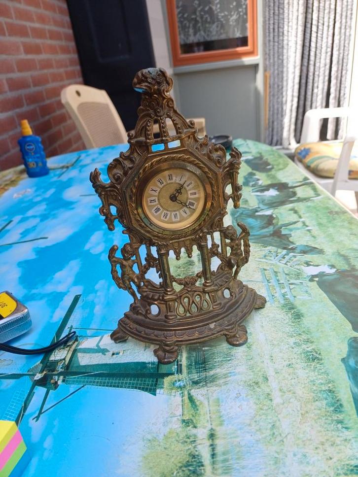 Antieke  koperen  pendule met figuren zie foto's, Antiek en Kunst, Antiek | Klokken, Ophalen of Verzenden