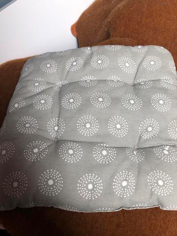 LIEF! Kussentje 40x40 - Grijs met bloemmotief beschikbaar voor biedingen