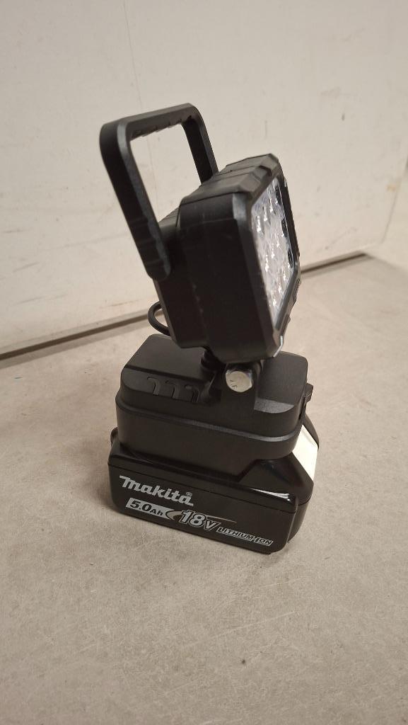 Accu ledlamp met 2x USB oplaadpoort voor Makita accu!, Auto diversen, Autogereedschap, Nieuw, Ophalen of Verzenden