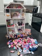 Poppenhuis met heel veel barbies en accesoires, Kinderen en Baby's, Speelgoed | Poppenhuizen, Ophalen, Zo goed als nieuw
