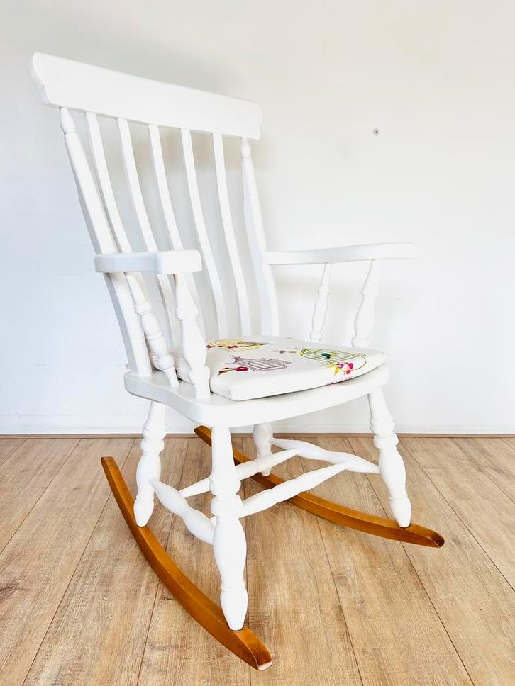 Witte schommelstoel met lief zitkussen, Kinderen en Baby's, Kinderkamer | Tafels en Stoelen, Zo goed als nieuw, Stoel(en), Ophalen