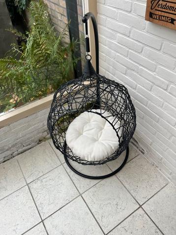 Zwarte hangstoel met kussen beschikbaar voor biedingen