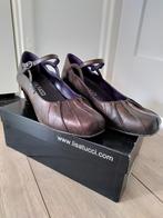 Exclusieve handgemaakte Lisa Tucci pump met bandje mt 41, Kleding | Dames, Schoenen, Pumps, Bruin, Zo goed als nieuw, Lisa Tucci