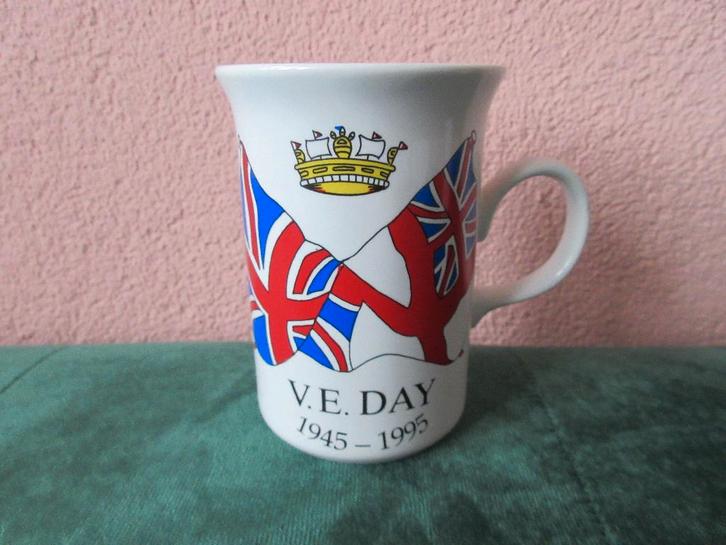 Beker 50 jaar bevrijding. V.E Day 45-95, Verzamelen, Militaria | Tweede Wereldoorlog, Overige soorten, Kunstobject, Nederland