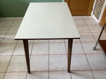 Retro tafeltje beschikbaar voor biedingen