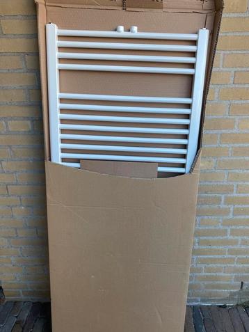 Nieuwe handoekradiator 148 cm bij 60 cm met koppelstuk beschikbaar voor biedingen