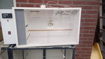 Zieke kooi+ 4 trespa kooien beschikbaar voor biedingen