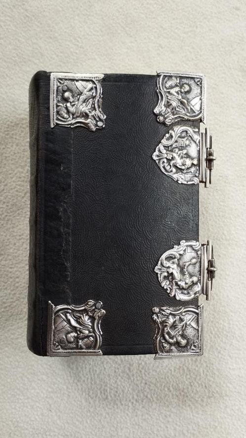 fraai kerkboek met veel zilverwerk, Antiek en Kunst, Antiek | Boeken en Bijbels, Ophalen of Verzenden