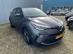 Toyota C-HR 1.8 Hybrid Dynamic | Navigatie | Adaptive Cruise, Auto's, Toyota, Origineel Nederlands, Te koop, Zilver of Grijs, 5 stoelen