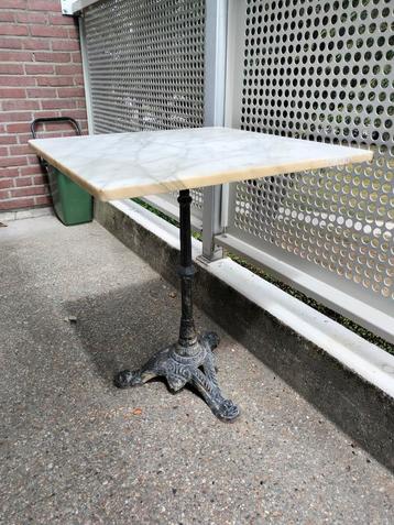 Tuintafel met marmerblad beschikbaar voor biedingen