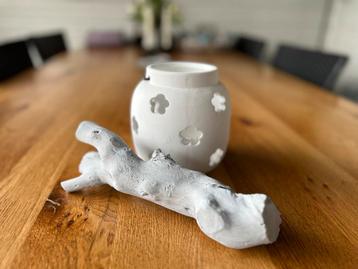 Windlicht met decoratieve tak beschikbaar voor biedingen