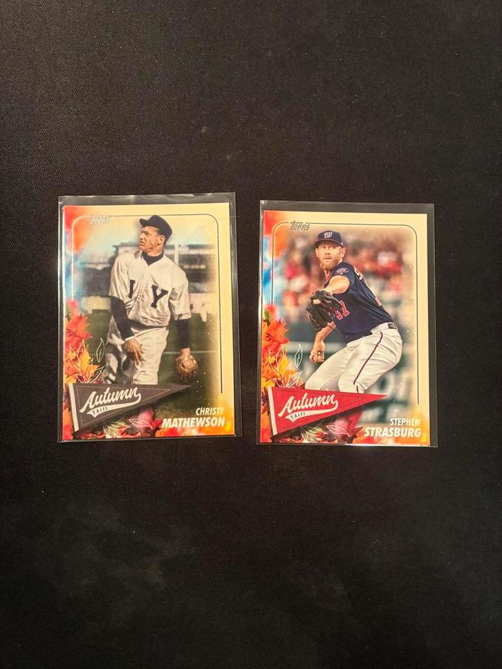 Topps 2024 Update series Autumn Tales insert 2 kaarten lot, Hobby en Vrije tijd, Stickers en Plaatjes, Zo goed als nieuw, Meerdere plaatjes